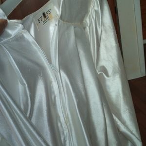 Iam trying to sell my old graduation gown from school